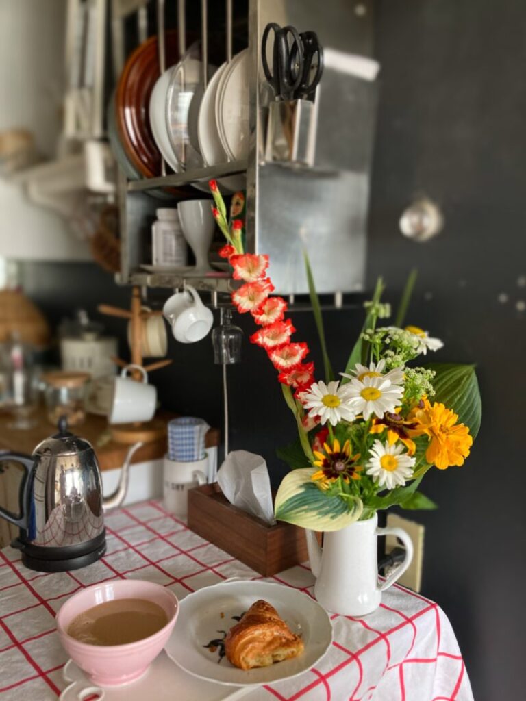 パリ風キッチンに飾った産直ショップの花束