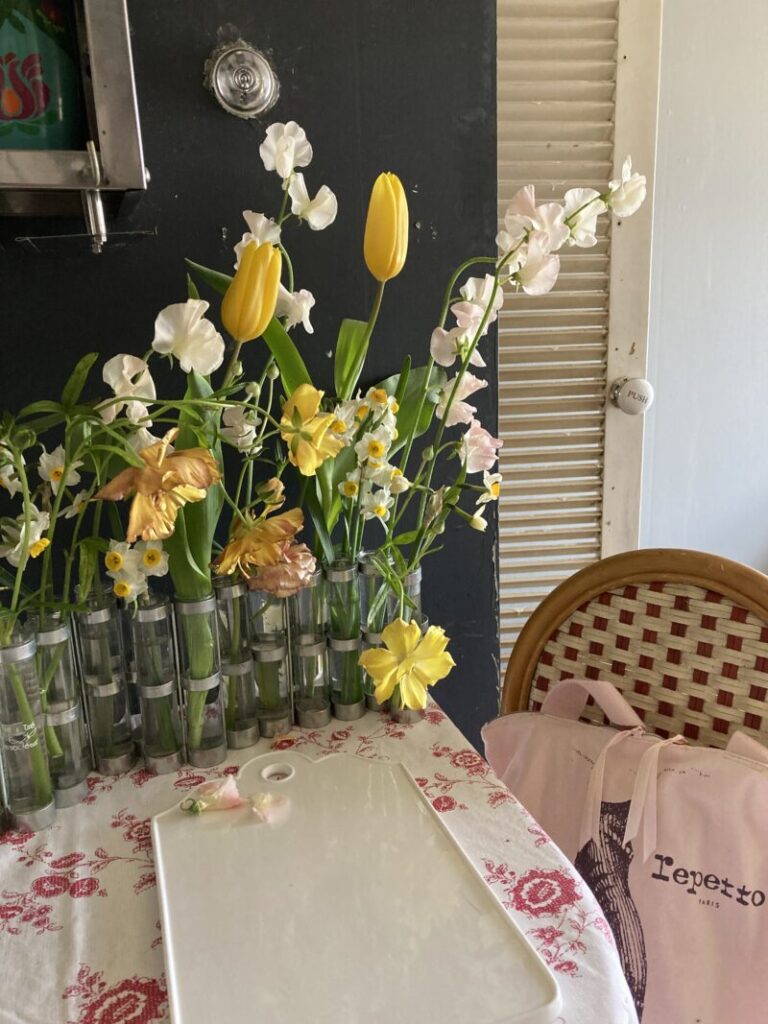 パリ風キッチンの黄色い春の花