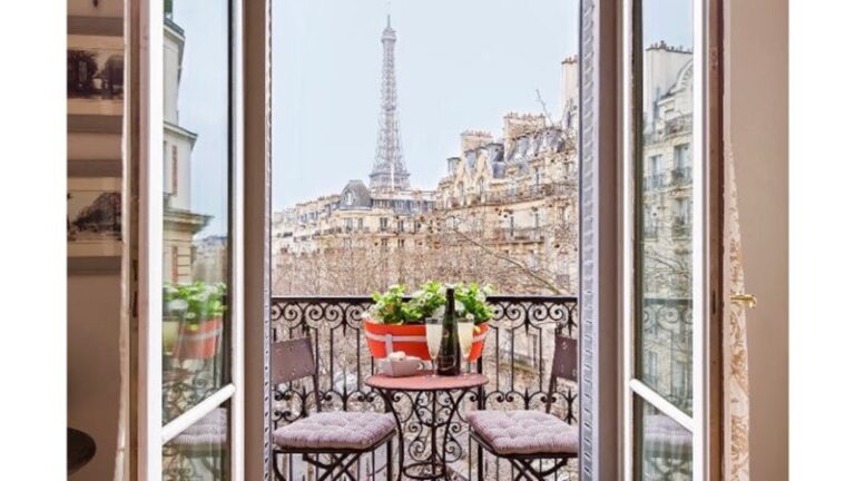 パリ風のバルコニーブランコを飾る