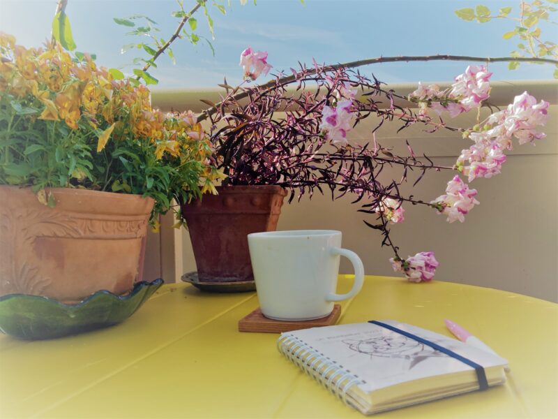 団地ベランダガーデンの黄色のテーブルと花