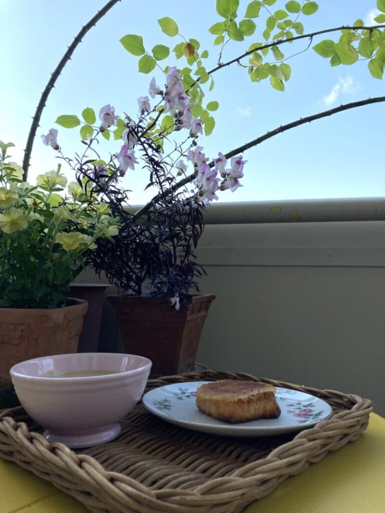 ピンクのカフェオレボウルのある朝食