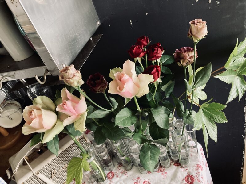 アンティークカラーのバラとトルコ桔梗とハロウィンカラーのスプレーバラ