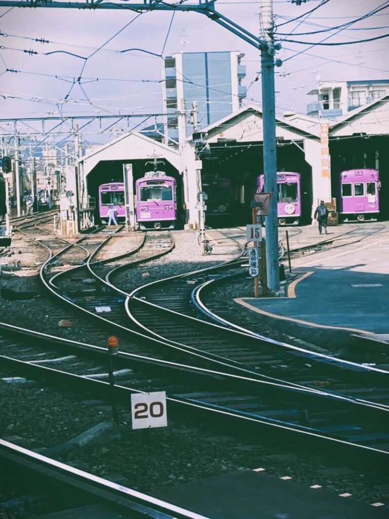 京都紫色の車両嵐電