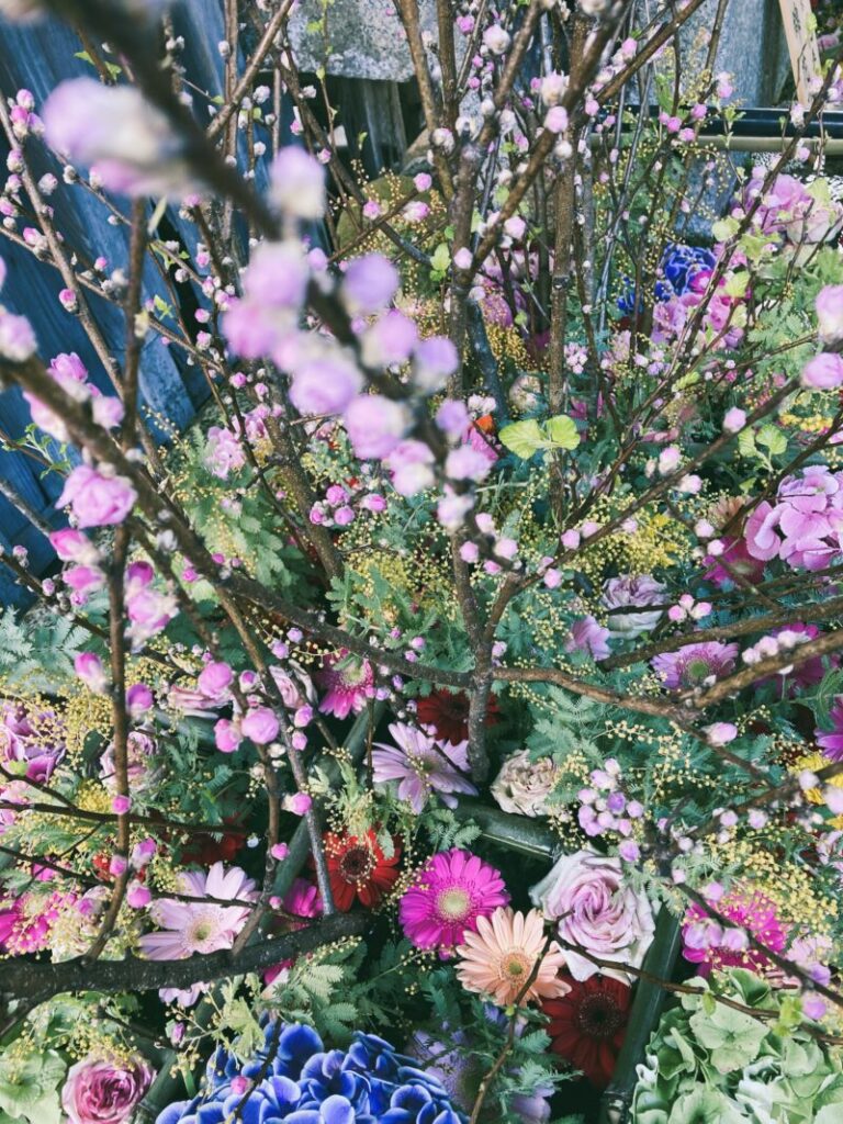 京都北野天満宮の花手水の桃の花