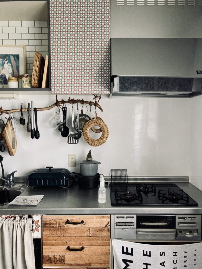 パリ風 キッチンの棚と換気扇