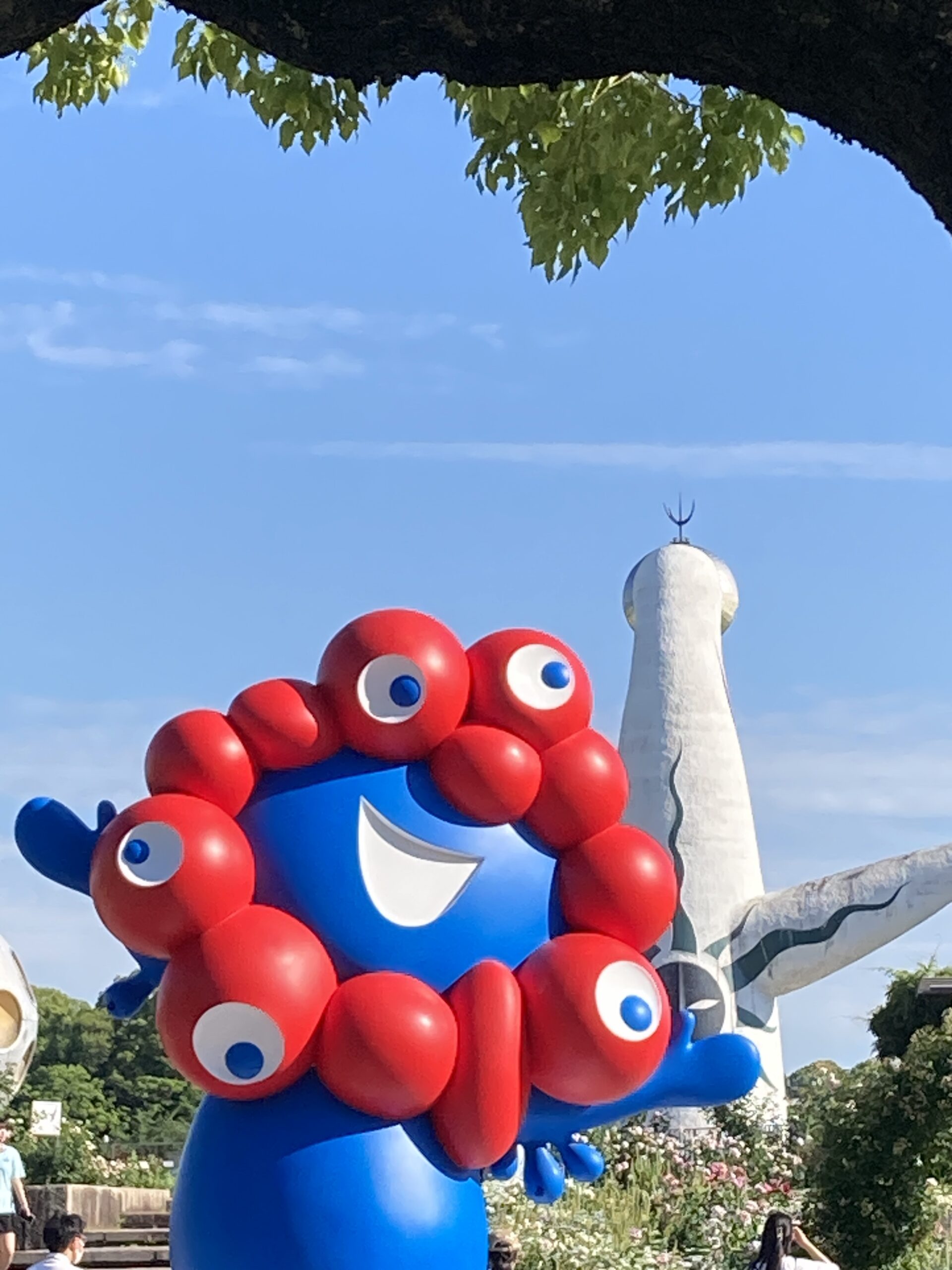 バラ園とミャクミャク