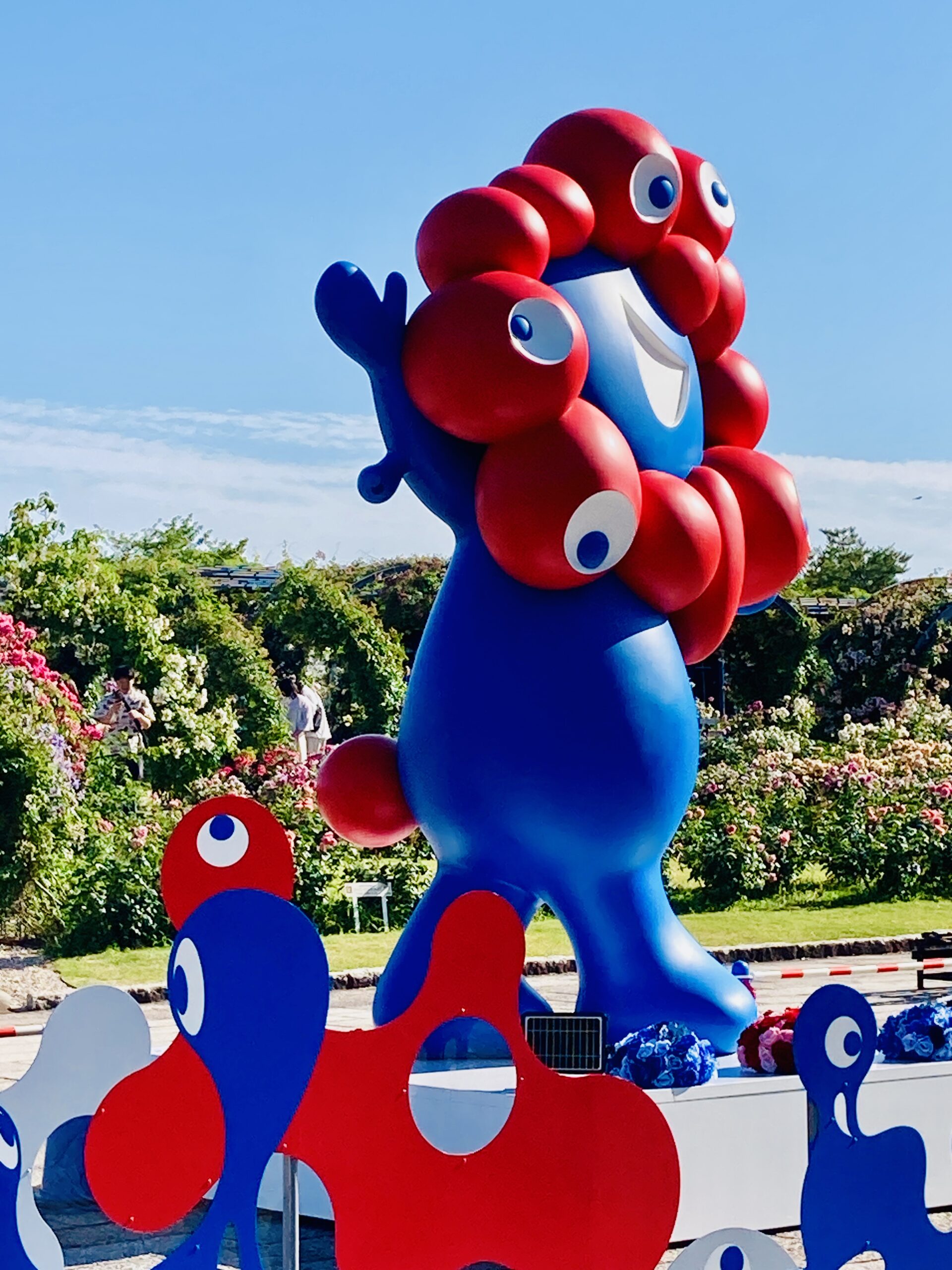 バラ園とミャクミャク
